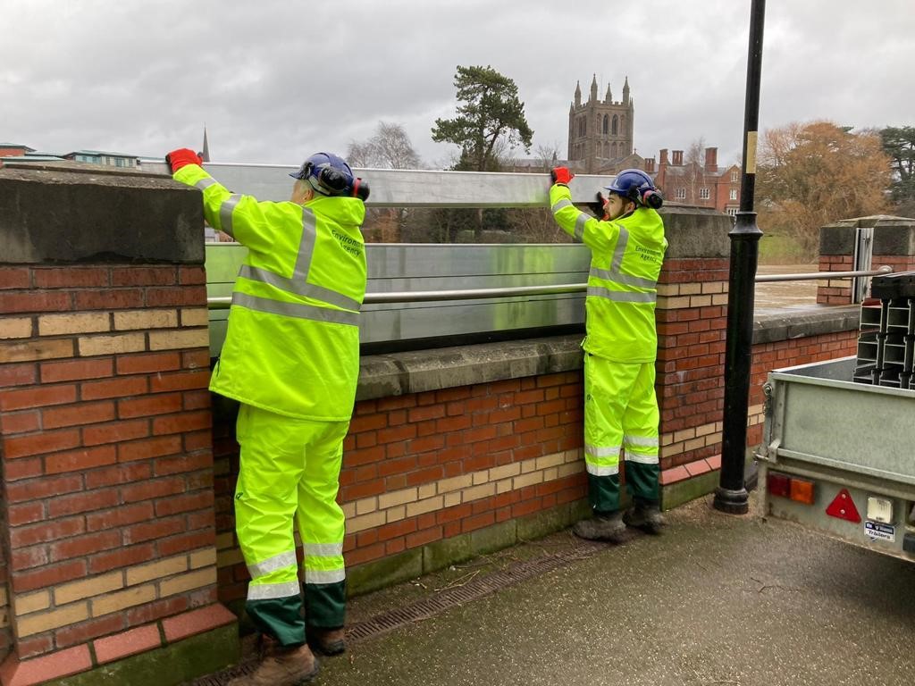 BarryKillnerEA's tweet photo. The @EnvAgencyMids #Herefordshire field team supported by members of the #Gloucestershire field team are out this afternoon #deploying #Hereford #Demountable #Barrier @HfdsCouncil #TeamEA https://t.co/G8lEVaDCqZ