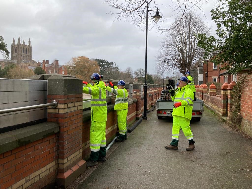 BarryKillnerEA's tweet photo. The @EnvAgencyMids #Herefordshire field team supported by members of the #Gloucestershire field team are out this afternoon #deploying #Hereford #Demountable #Barrier @HfdsCouncil #TeamEA https://t.co/G8lEVaDCqZ