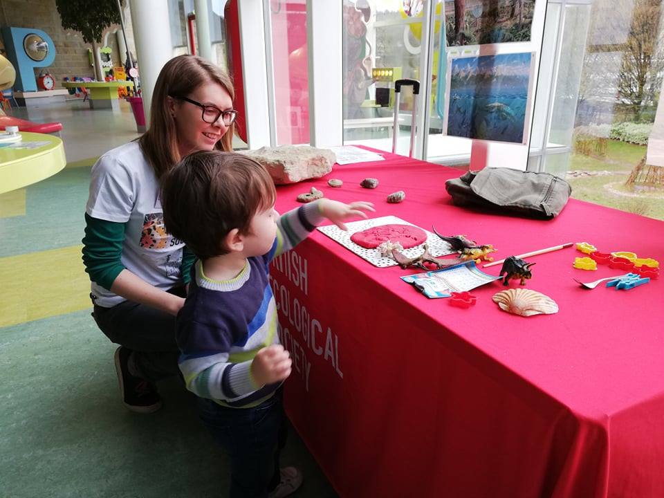 We are seeking an Outreach Project Intern to deliver our 'Connecting schools with nature' project. Help us develop educational workshops with teachers and ecologists to help bring nature into primary schools! Apply online by 28 Feb: britishecologicalsociety.org/about/vacancie…