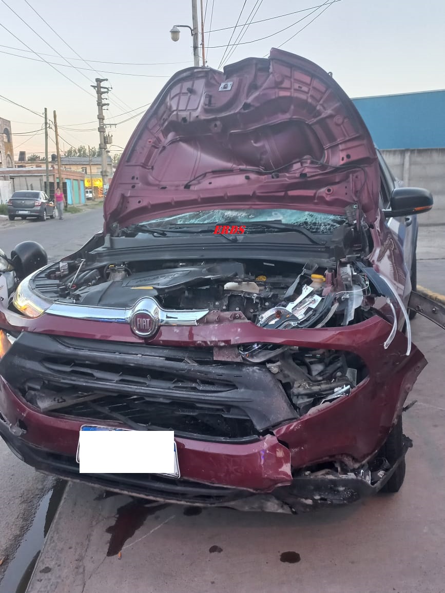 ElRadardelSur's tweet photo. F. varela Un joven motociclista murió al ser embestido por una camioneta que circulaba a gran velocidad. Tras el violento impacto la víctima fue arrojado a la mano contraria, a casi cien metros del lugar, el cuerpo quedó destrozado. https://t.co/h22TShJpyF https://t.co/u4CTexjm5i