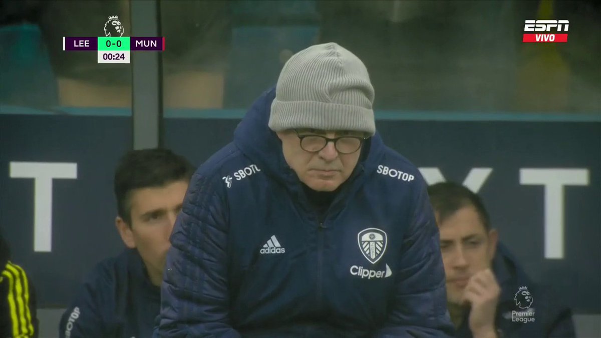 SC_ESPN's tweet photo. #PREMIERxESPN ¡Hola, Don Marcelo! La seriedad de Bielsa en el inicio de Leeds vs. Manchester United.

📺 #ESPNenStarPlus
➡️ https://t.co/bD0teVRrGl https://t.co/TOapkX4pMF