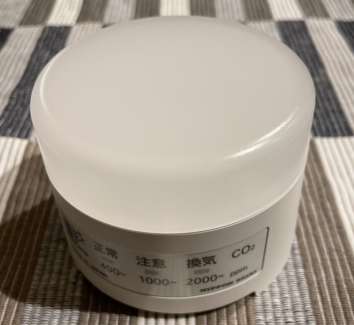 ukalu3's tweet photo. 日本精機のco2lampを手に入れたので中身を確認しました。濃度の数値表示はありませんが、キモのco2センサは最新の光音響型である「scd40」シリーズです。センサだけで4000円近くするので、製品価格4378円(公式ショップ)は破格の値段です。しかもMADE in JAPAN✨
#co2濃度計
#CO2Lamp
#scd40 https://t.co/Z2zb8WP6JT