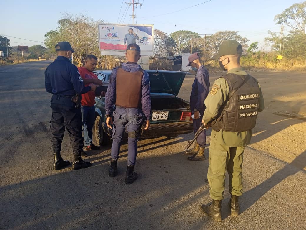 poliguarico15's tweet photo. Cumpliendo instrucciones del Gobernador @josemvasquez y lineamientos del G/D Miguel Ángel Urrieta Manrique Director de @poliguarico15 a esta hora, se realiza despliegue de seguridad mixto, en diferentes sectores del Mpio. Ortiz.
#UnidosVenceremos
#CCP2 https://t.co/ctksnVDLJH