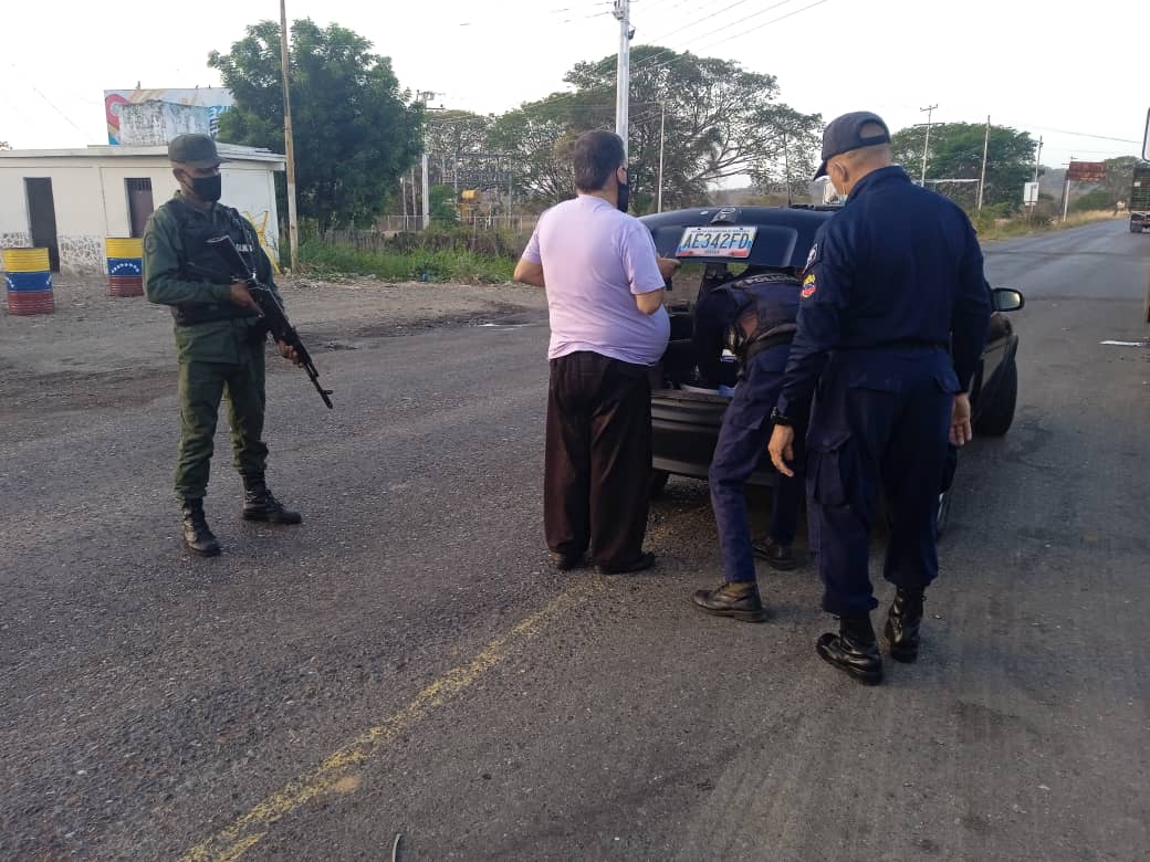 poliguarico15's tweet photo. Cumpliendo instrucciones del Gobernador @josemvasquez y lineamientos del G/D Miguel Ángel Urrieta Manrique Director de @poliguarico15 a esta hora, se realiza despliegue de seguridad mixto, en diferentes sectores del Mpio. Ortiz.
#UnidosVenceremos
#CCP2 https://t.co/ctksnVDLJH