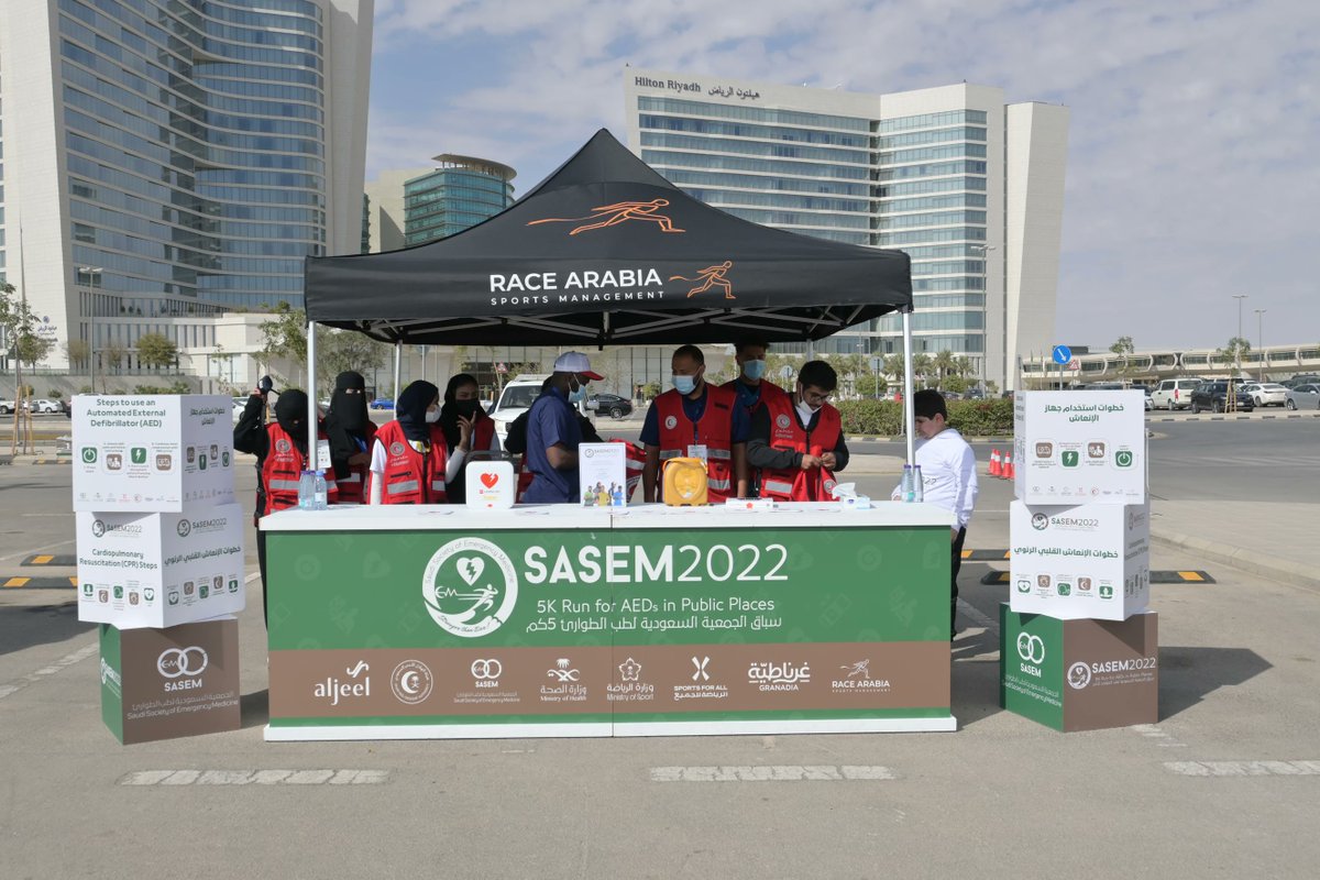 RaceArabia's tweet image. كانت الأجواء غائمة بنسائم باردة من ظهر يوم السبت. بدأت الفعالية في الساعة 2 مساءً ببعض الموسيقى الافتتاحية، وحملة التوعية بأجهزة الإنعاش، وبعض الأنشطة الترفيهية الرياضية الأخرى 🚑