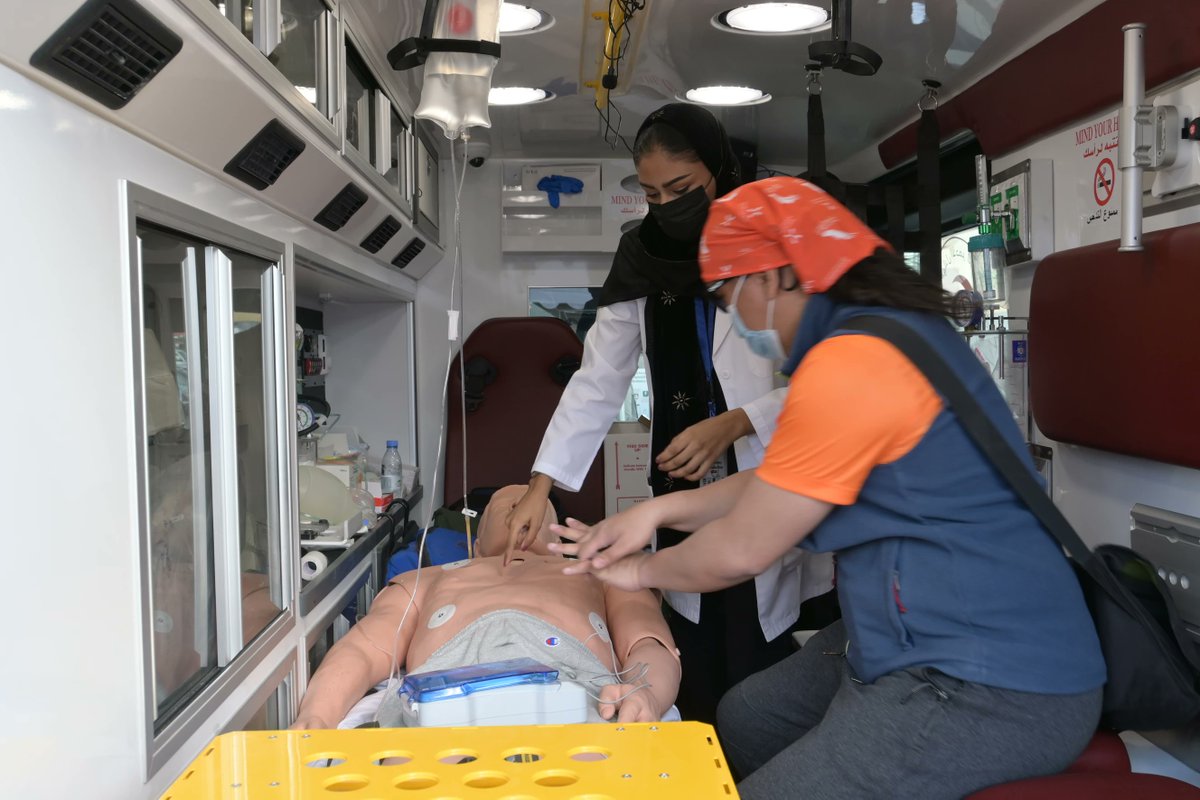 RaceArabia's tweet image. كانت الأجواء غائمة بنسائم باردة من ظهر يوم السبت. بدأت الفعالية في الساعة 2 مساءً ببعض الموسيقى الافتتاحية، وحملة التوعية بأجهزة الإنعاش، وبعض الأنشطة الترفيهية الرياضية الأخرى 🚑