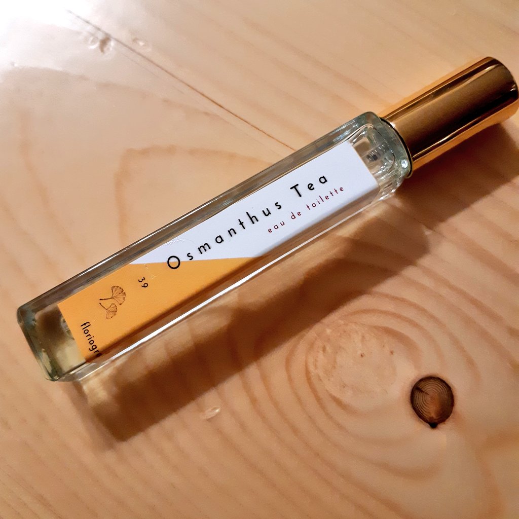 lostinsummer09's tweet photo. Floriography
▪️No.39 Osmanthus tea 金桂花茶
香港製淡香水
其實我本身唔熟香水
但係我真係好鐘意飲桂花烏龍
所以係同人辦館見到就膽粗粗買左番黎🤣
然後佢同Sage個桂花烏龍真係好似 會再香啲 大愛😍
前調:桂花、茉莉、杏桃
中調:桂花、綠茶
後調:麝香、木質
#MadeInHK
#AnywhereButChina https://t.co/7bmdu6sMf5