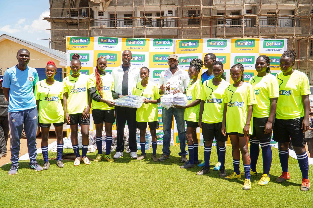 betikaKe's tweet photo. 1/1: Wakurugenzi hayawi hayawi huwa!

Safari ya #BetikaNaCommunity ya kuinua soka pale Kayole by upgrading their football pitch imekamilika. 
Leo tumekuwa hapo kurudisha uwanja kwa wenyeji after 4 months of excavation, refilling, kuunda drainage na replacement ya posts and nets. https://t.co/uHDW7AIR2L