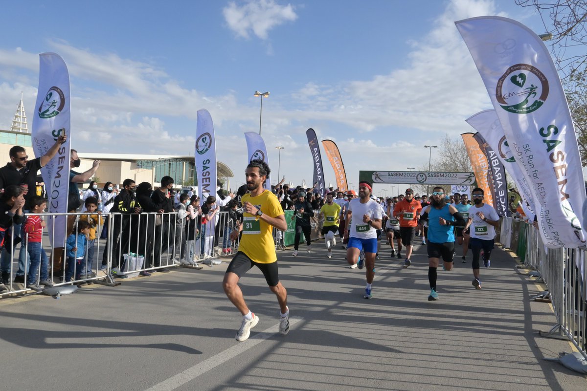 RaceArabia's tweet image. 10 دقائق حتى انطلاق صافرة البداية في الساعة 4 مساءً ، تم توجيه الأشخاص نحو خط البداية ، وتم إعطائهم تعليمات عامة عن السباق والمسار، وخضعوا لإحماء جماعي ، ثم انطلقوا! 💪