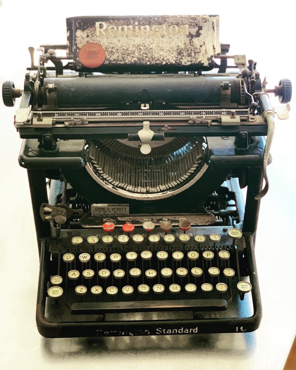 marchartzman's tweet photo. Got some new equipment to help me finish writing my new book. #typewriter #remington #oldmachine #antique #typing https://t.co/gJZhWuOdIq
