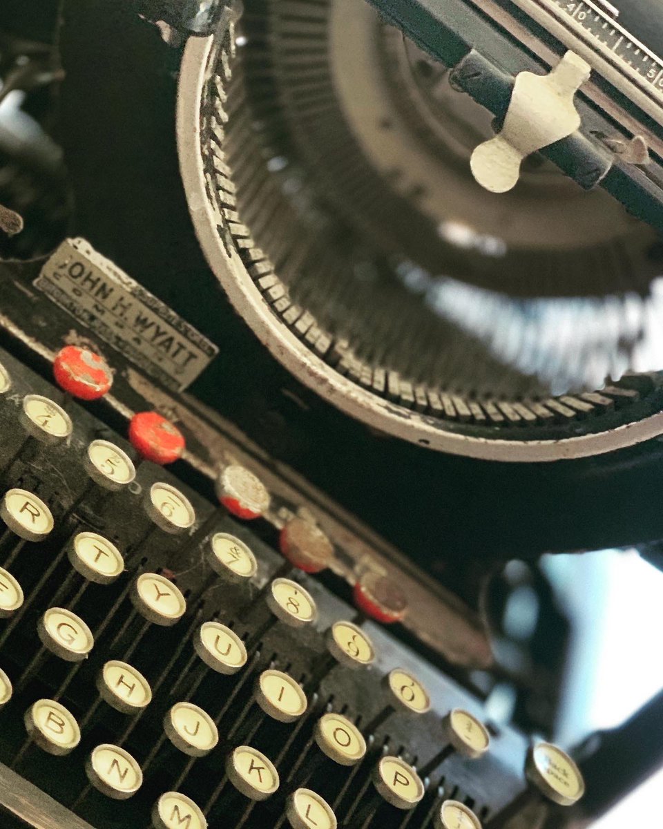 marchartzman's tweet photo. Got some new equipment to help me finish writing my new book. #typewriter #remington #oldmachine #antique #typing https://t.co/gJZhWuOdIq