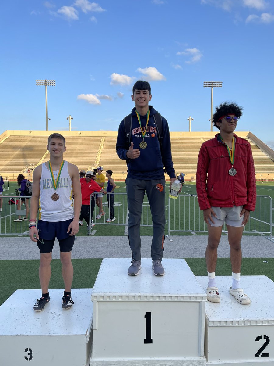 jehs_track's tweet photo. Congrats to Victor Salinas for getting 1st place in the 300m  Hurdles at the 9th Annual McAllen Invitational! This was his third gold medal of the night! And he was honored with the Award for male Athlete of the meet! Congrats Victor! https://t.co/x2eNF0FjPN