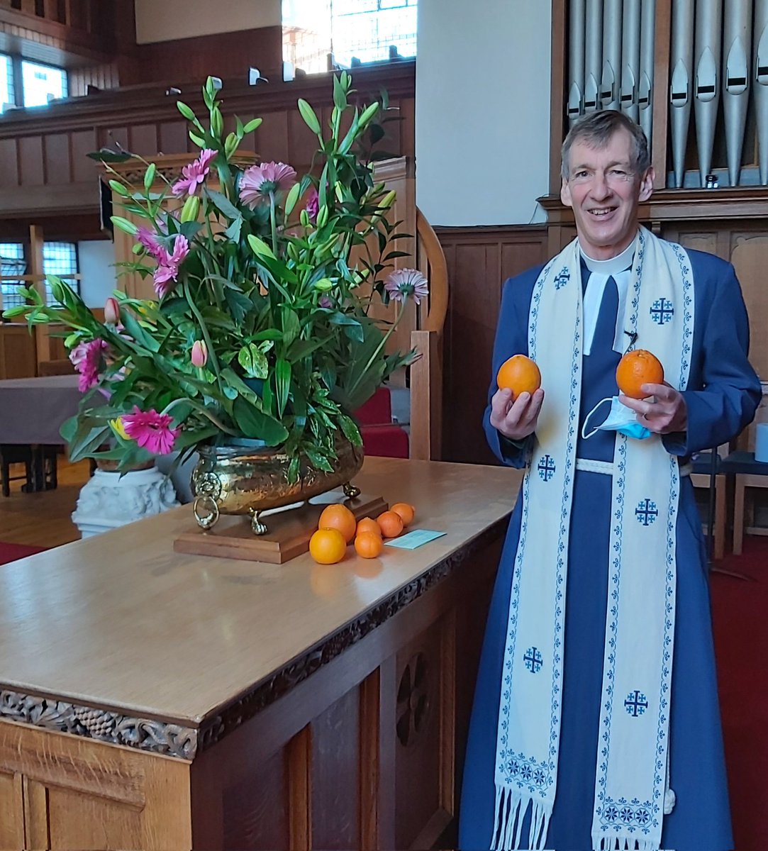 cramondkirk1's tweet photo. Oranges galore to brighten this morning's worship. Rev Ian Gilmour asked us to use one 🍊  to invite someone new to church &amp; another 🍊 as a reminder to love one another. @Medhope_FCEI @churchscotland @FionaKMedHope #MediterraneanHope https://t.co/OdQPXfsyaB