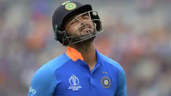 1handed6's tweet photo. No disrespect to Ishan Kishan, but imagine if it was Rishabh Pant getting out on 35(42), 2(10) and 34(31) in 3 continous matches. Cricket Twitter would have gone crazy. Come back well, Ishan. #INDvWI https://t.co/4X71hBNxxD