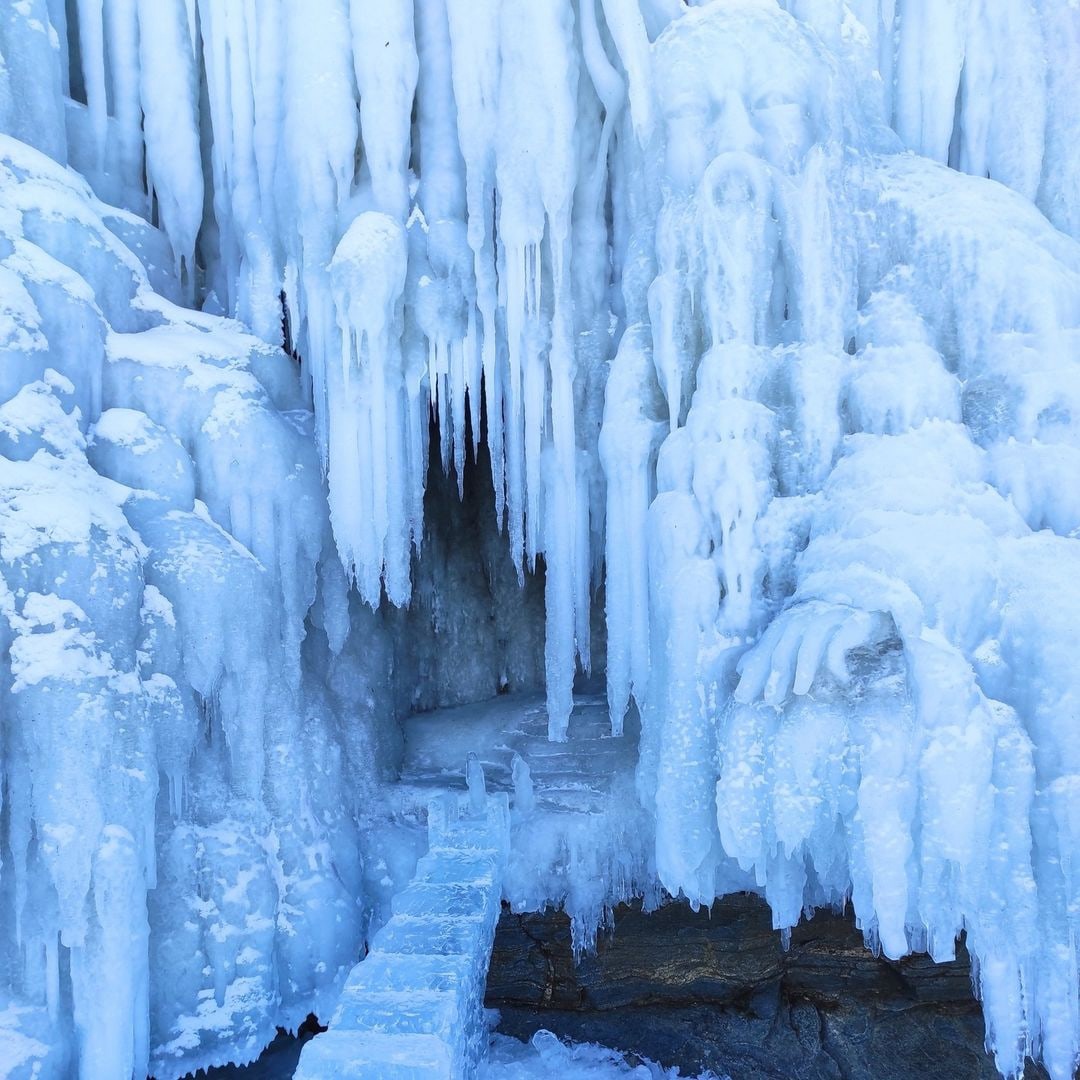 Много красивых ледяных фигур появилось на Байкале в рамках фестиваля Olkhon Ice Fest.

Мероприятие продлится до 21 февраля, а скульптуры останутся на озере примерно до начала марта, если только не аномальное тепло.