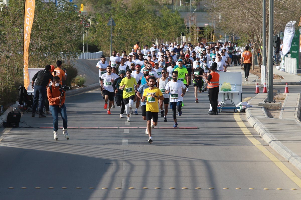 RaceArabia's tweet image. 10 دقائق حتى انطلاق صافرة البداية في الساعة 4 مساءً ، تم توجيه الأشخاص نحو خط البداية ، وتم إعطائهم تعليمات عامة عن السباق والمسار، وخضعوا لإحماء جماعي ، ثم انطلقوا! 💪