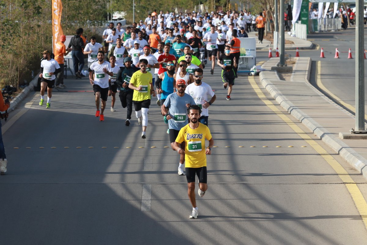 RaceArabia's tweet image. 10 دقائق حتى انطلاق صافرة البداية في الساعة 4 مساءً ، تم توجيه الأشخاص نحو خط البداية ، وتم إعطائهم تعليمات عامة عن السباق والمسار، وخضعوا لإحماء جماعي ، ثم انطلقوا! 💪