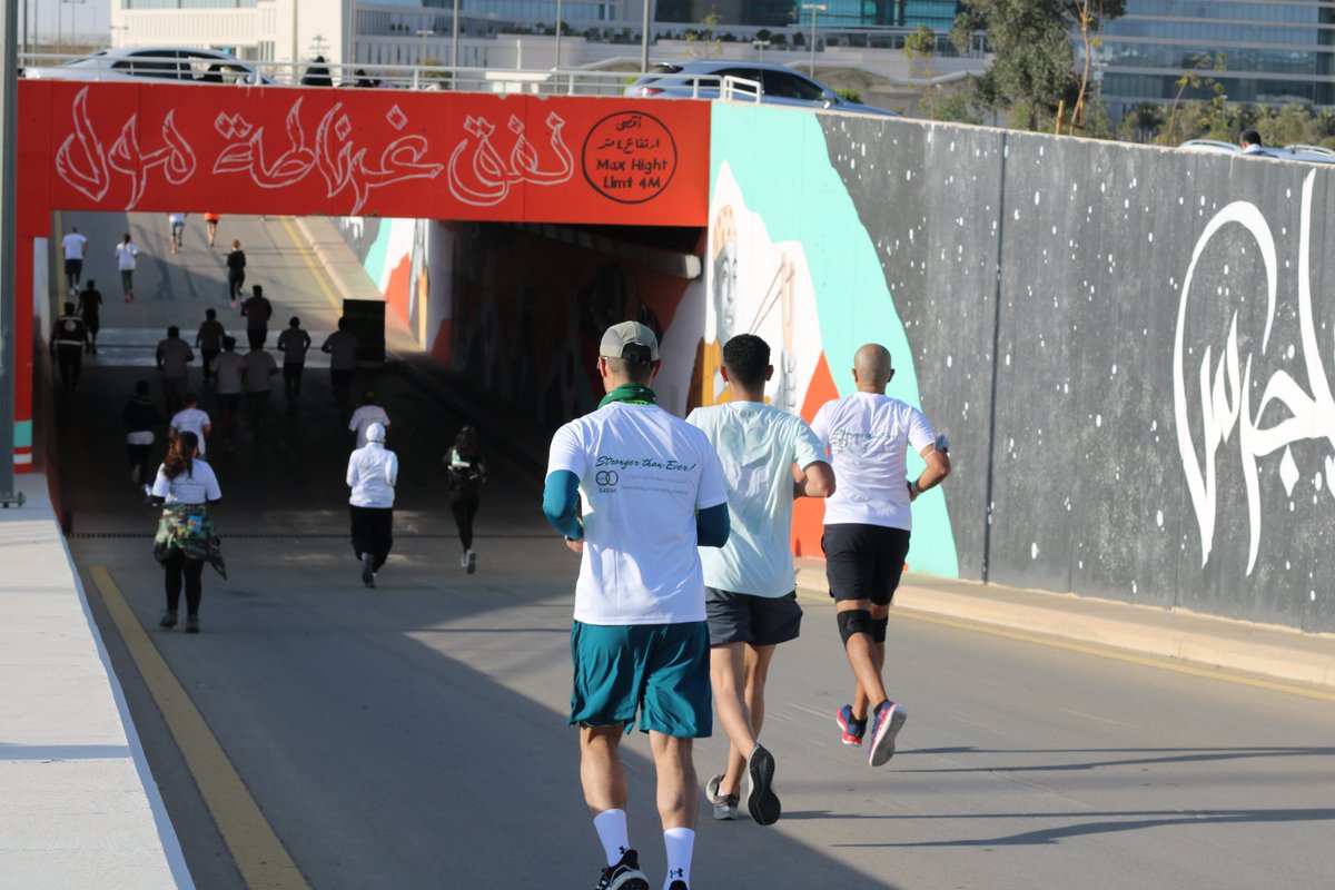 RaceArabia's tweet image. كان المسار عبارة عن ثلاث لفات ، وبدأو بالجري عبر ممرات غرناطية مع جداريات مرسومة بشكل رائع تغطي الجدران طوال الطريق.🤩