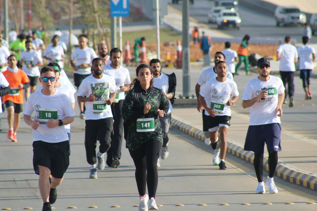 RaceArabia's tweet image. كان المسار عبارة عن ثلاث لفات ، وبدأو بالجري عبر ممرات غرناطية مع جداريات مرسومة بشكل رائع تغطي الجدران طوال الطريق.🤩