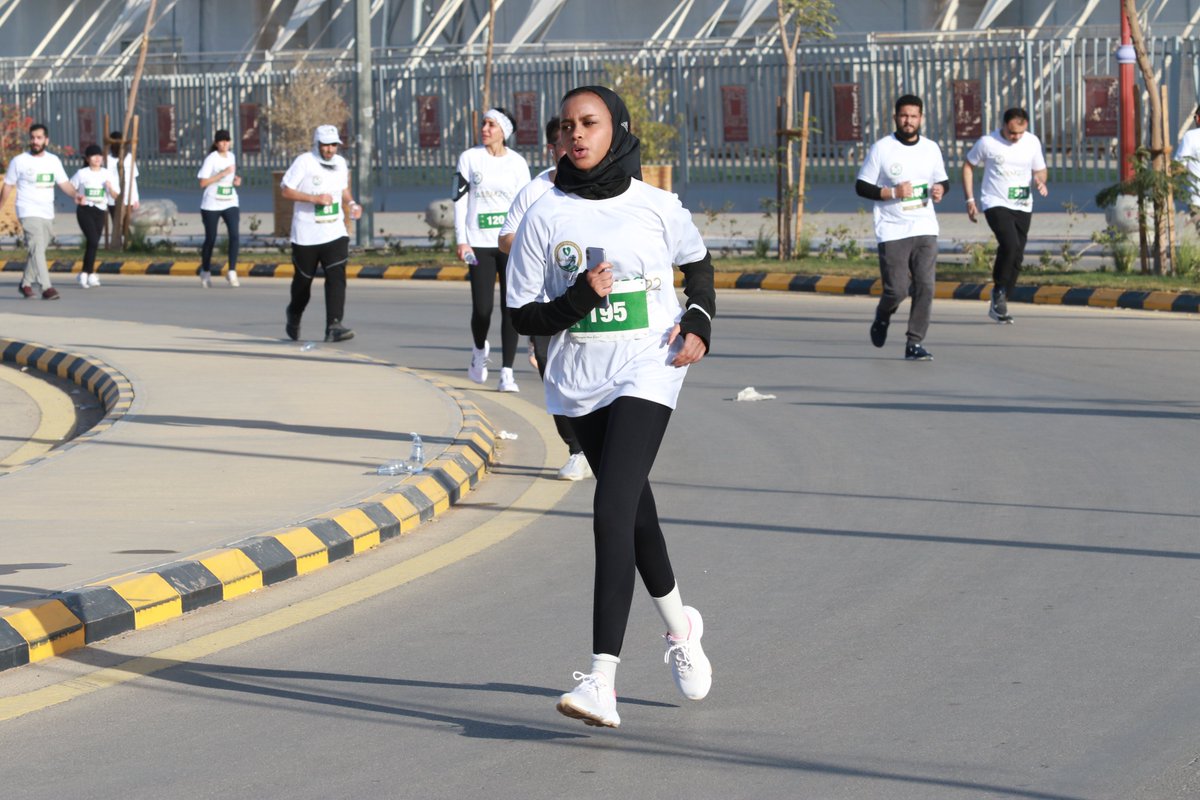 RaceArabia's tweet image. كان المسار عبارة عن ثلاث لفات ، وبدأو بالجري عبر ممرات غرناطية مع جداريات مرسومة بشكل رائع تغطي الجدران طوال الطريق.🤩