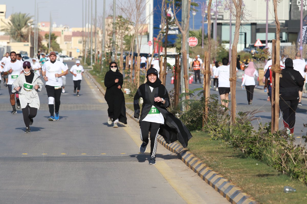 RaceArabia's tweet image. كان المسار عبارة عن ثلاث لفات ، وبدأو بالجري عبر ممرات غرناطية مع جداريات مرسومة بشكل رائع تغطي الجدران طوال الطريق.🤩