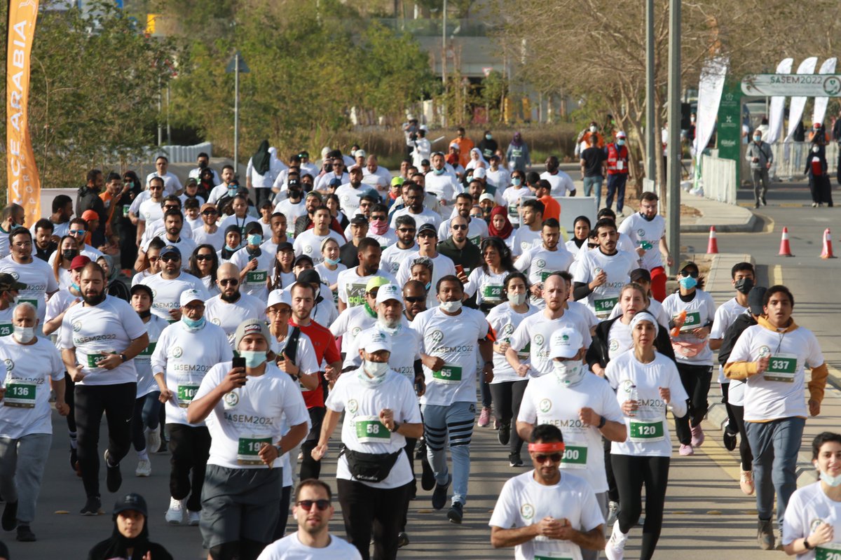 RaceArabia's tweet image. 10 دقائق حتى انطلاق صافرة البداية في الساعة 4 مساءً ، تم توجيه الأشخاص نحو خط البداية ، وتم إعطائهم تعليمات عامة عن السباق والمسار، وخضعوا لإحماء جماعي ، ثم انطلقوا! 💪