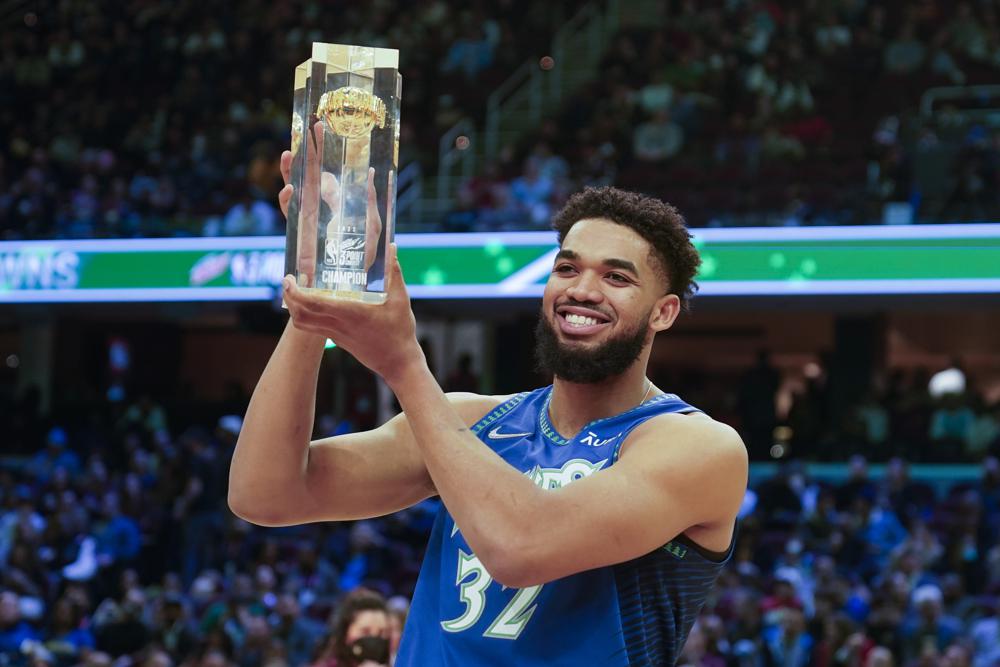 AztecaNoticias's tweet photo. El mexicano Juan Toscano obtiene el segundo lugar en la final de #clavadas del #NBAAIIStar. https://t.co/mA6ZI84XBf