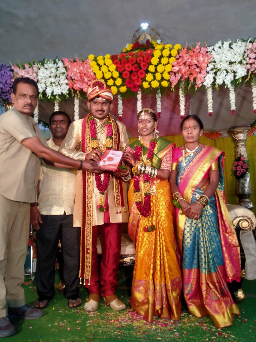 DMKR2TSRTC's tweet image. #BookTSRTC, Today gifts presented to d newly wedded couple who booked hire buses on behalf tsrtc by KR-2 depot crew@TSRTCHQ@tsrtcmdoffice@rm_krmr