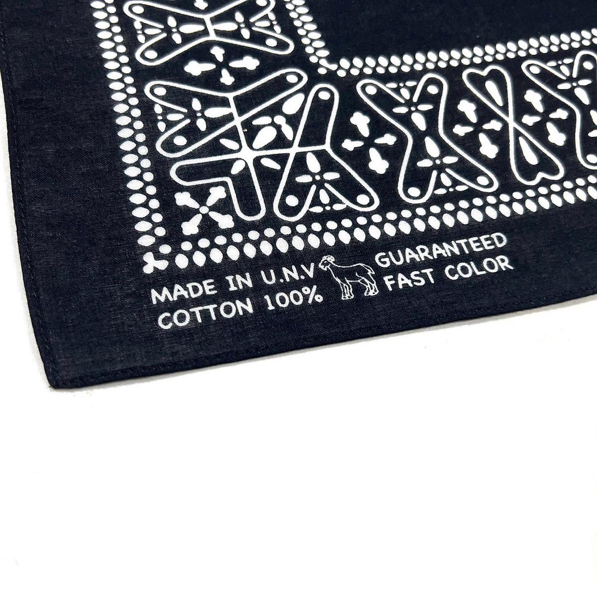 《unverge 7th Original Item》

TITLE : PXXXS CROSS BANDANNA
BRAND : UNVERGE
SEASON : UNVERGE 7th ANNIVERSARY
MATERIAL : COTTON 100%
SKULL SIZE :  H53cm × W53cm
PRICE : ¥2,500- ( x TAX )