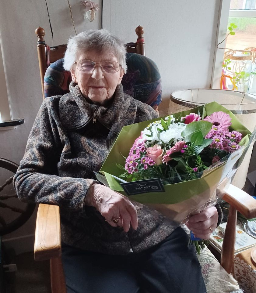 Westeremden-Bloemetje van de week gaat naar mevrouw Anke, Kooi woonachtig in Westeremden. Anke is 94 jaar geworden en dat mag gevierd worden. Haar werkzaamheden waren vroeger in de verpleging. Nu op haar hoge leeftijd wil zij allerliefst in haar dorpje blijven wonen.
