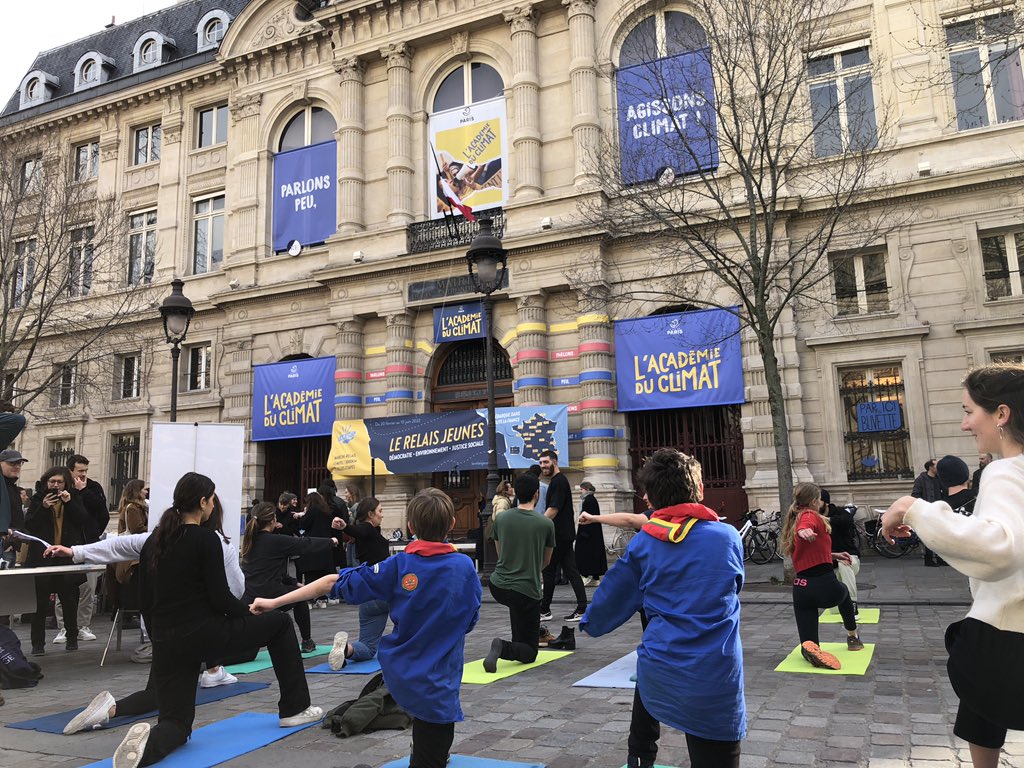 AcademieClimat's tweet photo. Du monde et beaucoup de motivation et d’énergie devant l’@AcademieClimat pour le départ imminent du @Le_RelaisJeunes 🚶‍♂️🚴🏻‍♂️🌏 https://t.co/CW05I6YaKU