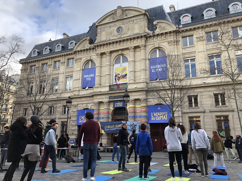 AcademieClimat's tweet photo. Du monde et beaucoup de motivation et d’énergie devant l’@AcademieClimat pour le départ imminent du @Le_RelaisJeunes 🚶‍♂️🚴🏻‍♂️🌏 https://t.co/CW05I6YaKU