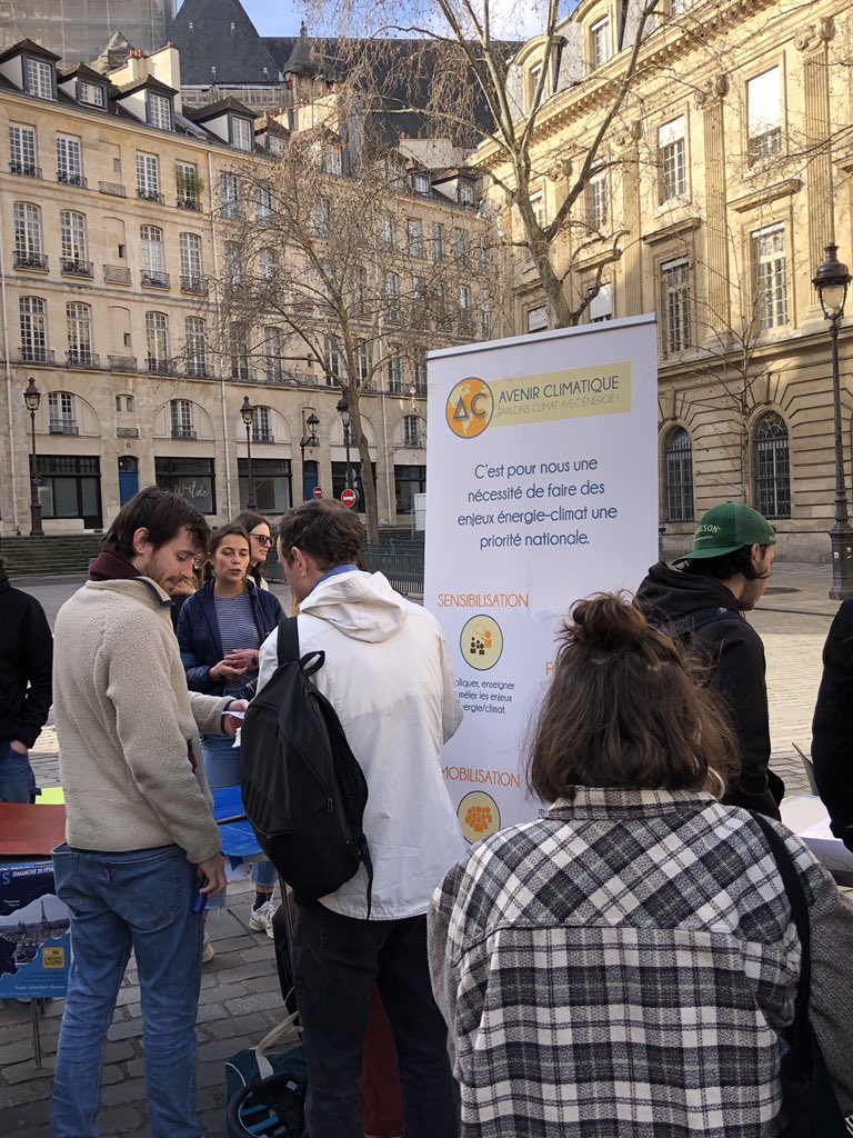 AcademieClimat's tweet photo. Du monde et beaucoup de motivation et d’énergie devant l’@AcademieClimat pour le départ imminent du @Le_RelaisJeunes 🚶‍♂️🚴🏻‍♂️🌏 https://t.co/CW05I6YaKU