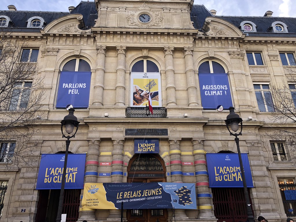 AcademieClimat's tweet photo. Du monde et beaucoup de motivation et d’énergie devant l’@AcademieClimat pour le départ imminent du @Le_RelaisJeunes 🚶‍♂️🚴🏻‍♂️🌏 https://t.co/CW05I6YaKU