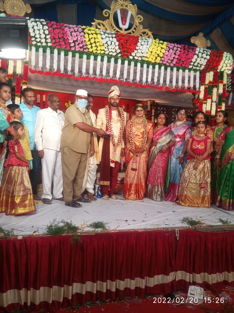 DMKR2TSRTC's tweet image. #BookTSRTC,Today 3 special hire buses  booked @KR-2 depot, Gift presented by our driver on behalf of TSRTC to d newly wedded couple  @TSRTCHQ@tsrtcmdoffice@rm_krmr@Divisional_mana2