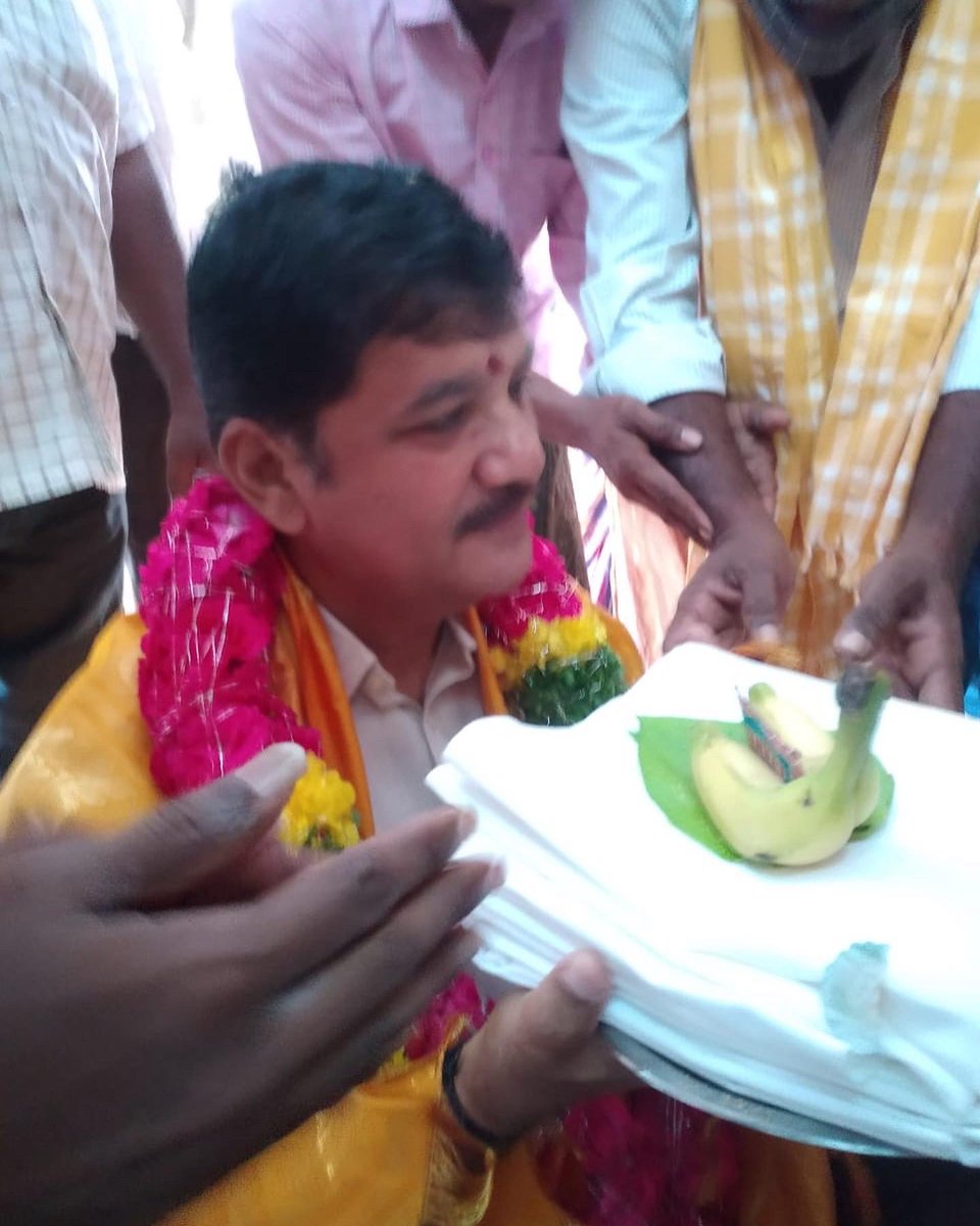 DNFollowers's tweet photo. నారాకోడూరు గ్రామంలోని శ్రీ వెంకటేశ్వర స్వామి దేవస్థానం నందు రాజగోపుర మహోత్సవ కార్యక్రమంలో పాల్గొన్న శ్రీ @DhulipallaNk గారు https://t.co/HbKuCMz4B2