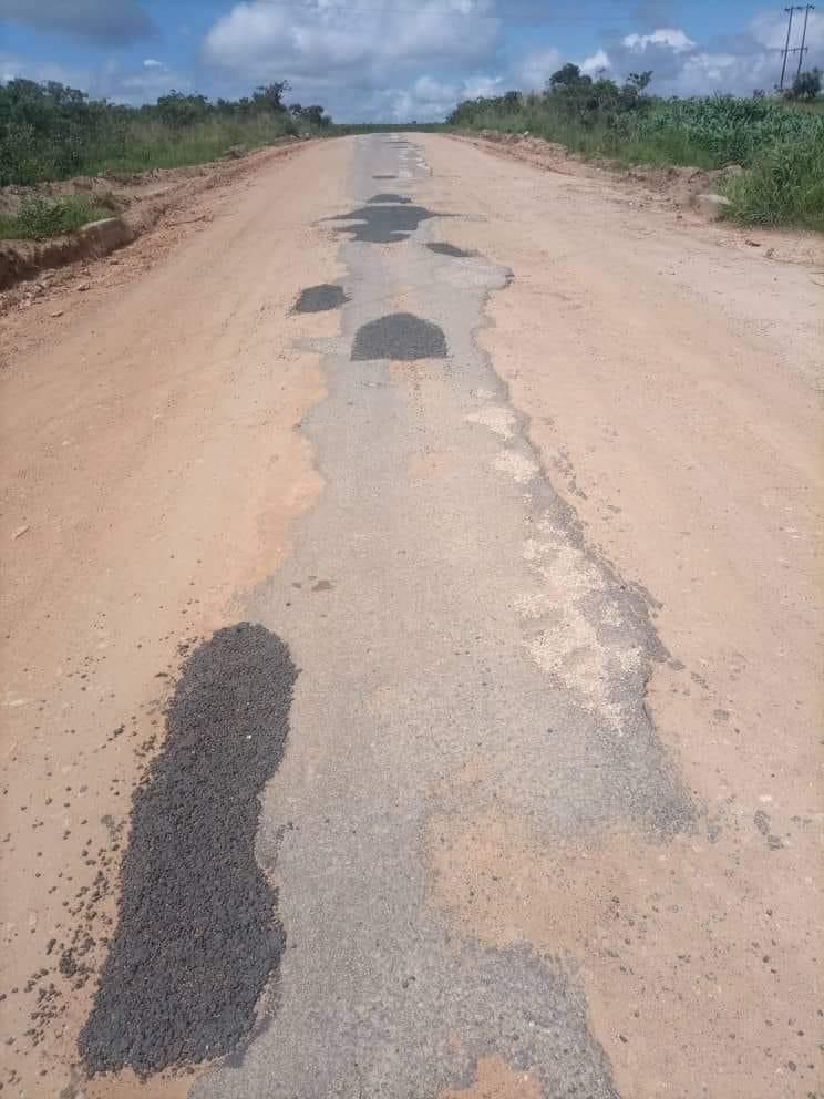 eddiesto_'s tweet photo. Thanks to municipality for fixing potholes at this road@MbalulaFikile https://t.co/R11TUB0TpI