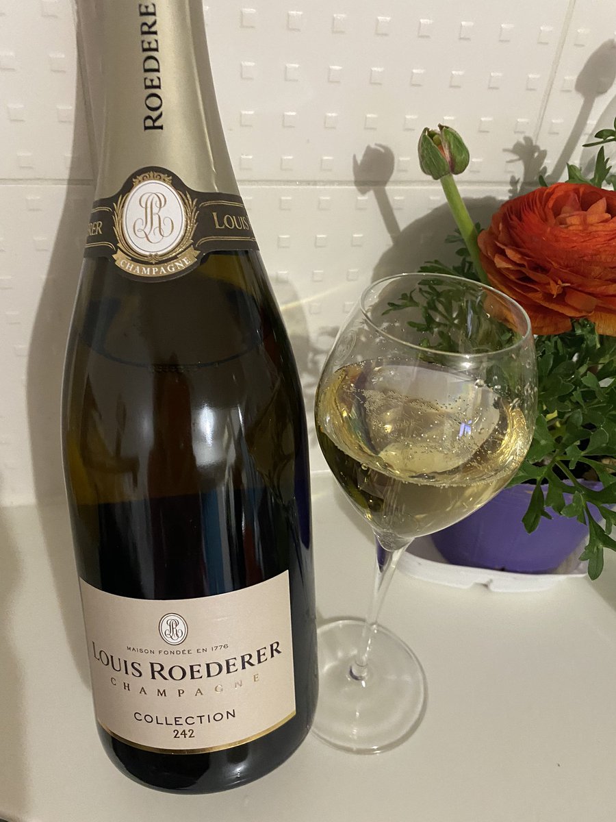 NaokoSuzuk's tweet photo. Recent tastings, Collection 242, multi layered citrus fruits, white flower. Folium Rose, balanced red current and acidity. Chalone, ripe red fruit, earthy.
Collection, 素晴らしい、Folium 酸と赤果実のバランス良し。Chalone、熟した赤果実やearthy #Louisroederer #Folium #Chalone https://t.co/8maOaa5s2C