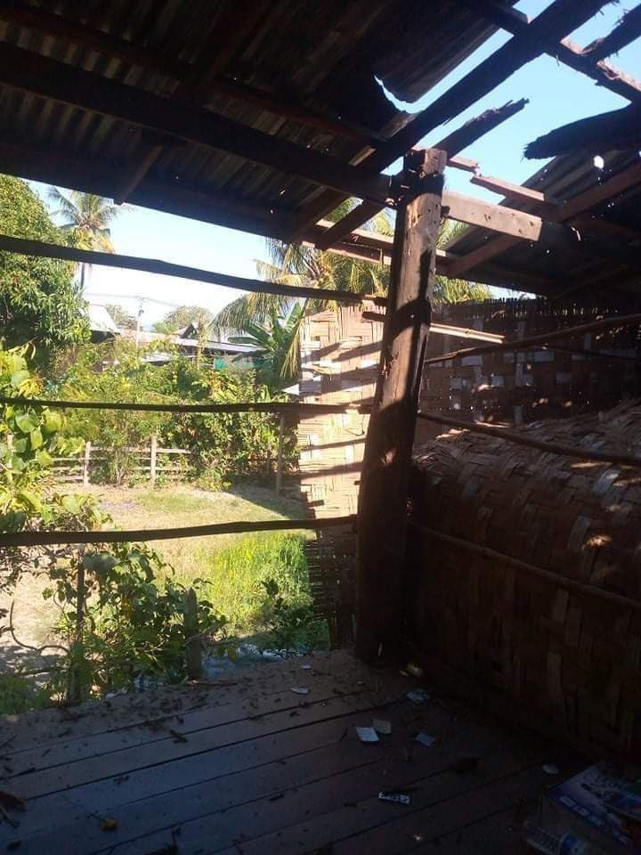 GiGi71908391's tweet photo. Junta soldiers stormed the residential properties in Natchaung village, Kale tsp yesterday, and shelled artilleries so that the roof of a civilian was damaged and 2 residents got injured. #WarCrimesOfJunta #2022Feb20Coup #WhatsHappeningInMyanmar https://t.co/r0gFjSU8a8