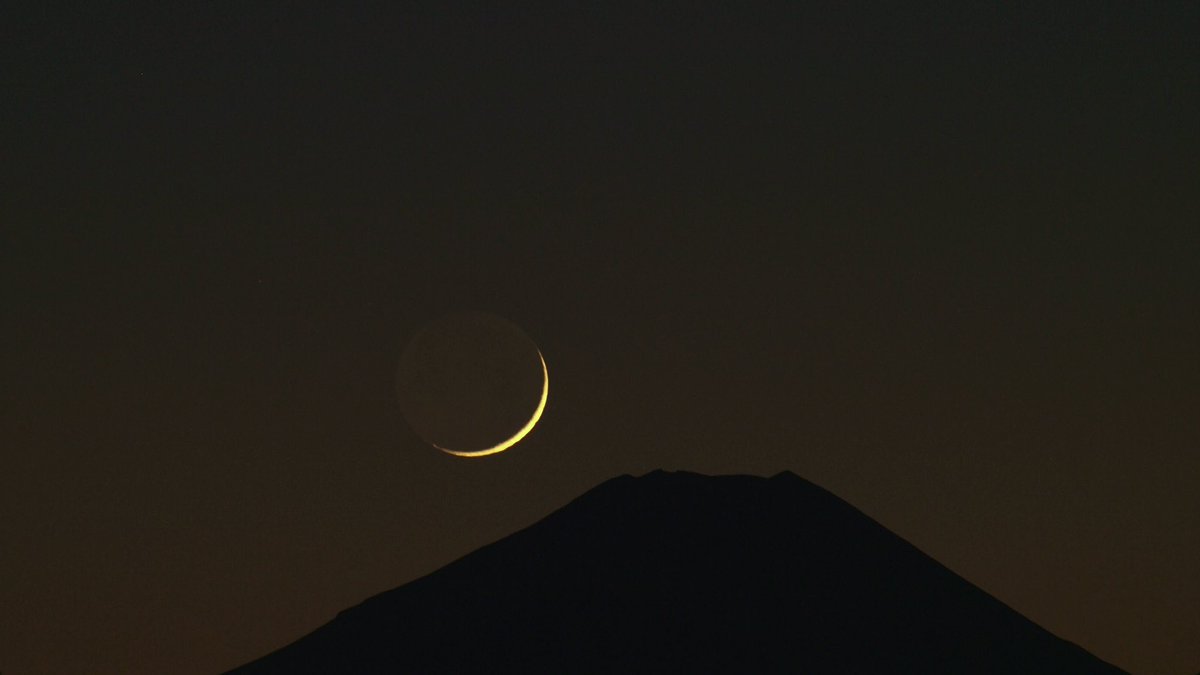 frog_frog's tweet image. 富士山と細い月
#写真好きな人と繋がりたい 
#カメラ好きな人と繫がりたい