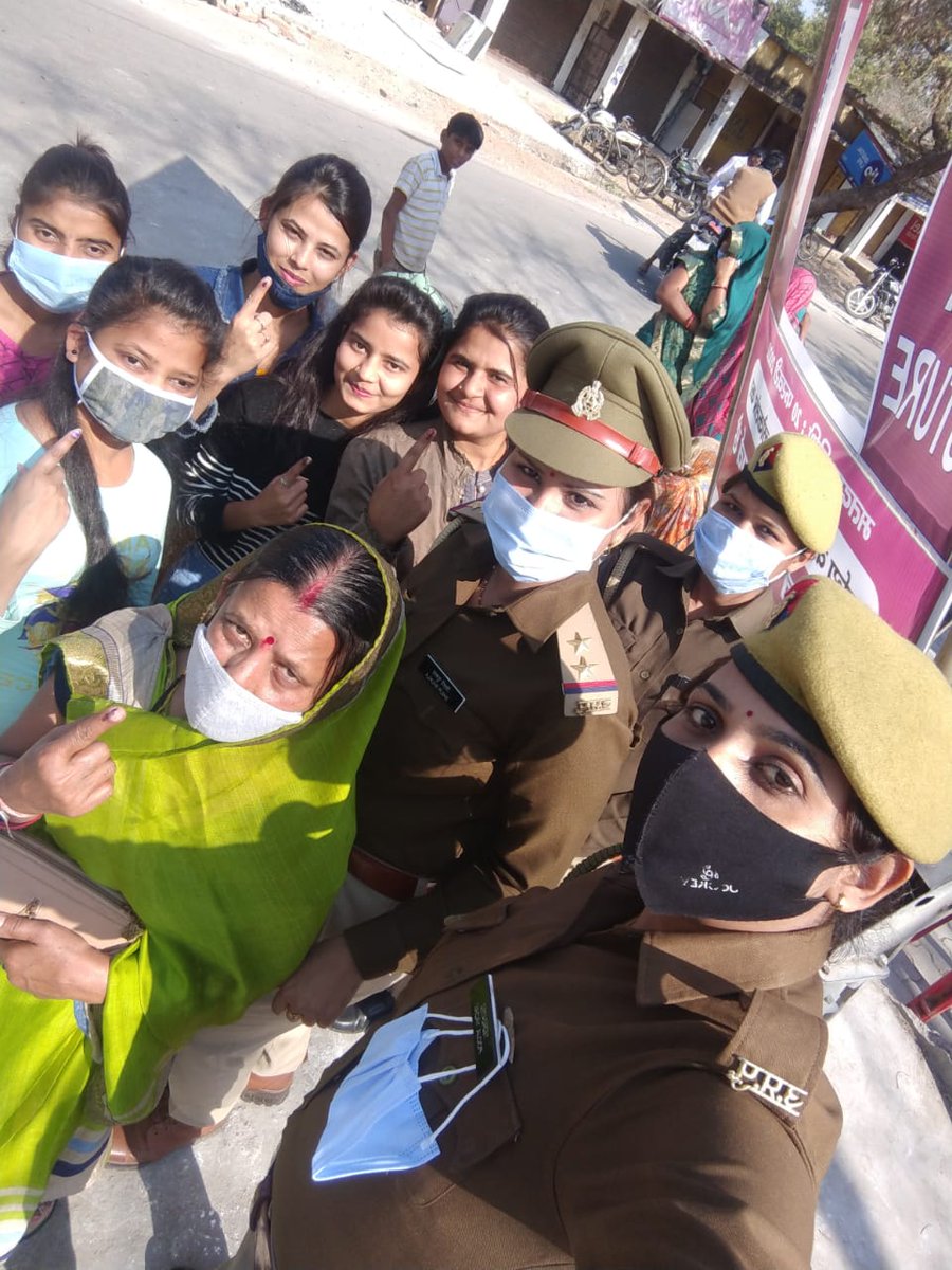 mahobapolice's tweet photo. जनपद महोबा में हो रहे #AssemblyElection2022 के मतदान के प्रतिशत के लिए .@ECISVEEP नवाचार और पहल को बढावा दे रहा है, जनपद की महिला मतदाताओं द्वारा मतदान के बाद सेल्फी प्वाइंट में पहुंचकर इस लोकतंत्र के महापर्व को हर्षोउल्लास के साथ मनाया जा रहा है।
👆🗳️
#GoVote
#GoVoteUP_Phase3 https://t.co/H8XkJGTwKl