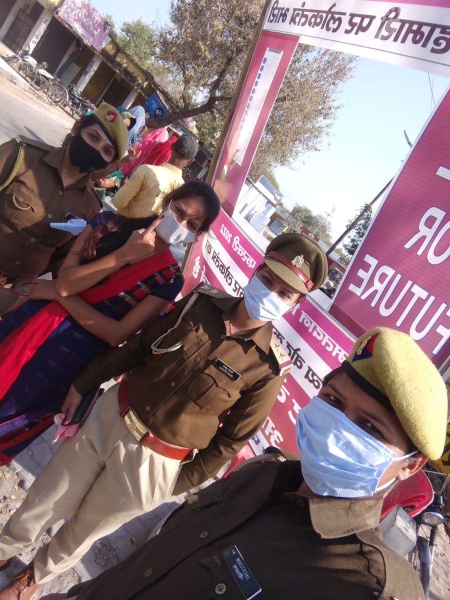 mahobapolice's tweet photo. जनपद महोबा में हो रहे #AssemblyElection2022 के मतदान के प्रतिशत के लिए .@ECISVEEP नवाचार और पहल को बढावा दे रहा है, जनपद की महिला मतदाताओं द्वारा मतदान के बाद सेल्फी प्वाइंट में पहुंचकर इस लोकतंत्र के महापर्व को हर्षोउल्लास के साथ मनाया जा रहा है।
👆🗳️
#GoVote
#GoVoteUP_Phase3 https://t.co/H8XkJGTwKl