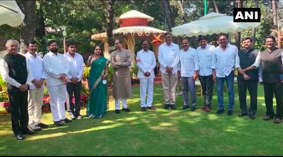 #Maharashtra CM #UddhavThackeray, #Telangana CM #KChandrasekhar Rao, and others pose for a photo after the meeting got over, at the former's official residence in Mumbai.

#SanjayRaut, actor #PrakashRaj also present. (ANI)