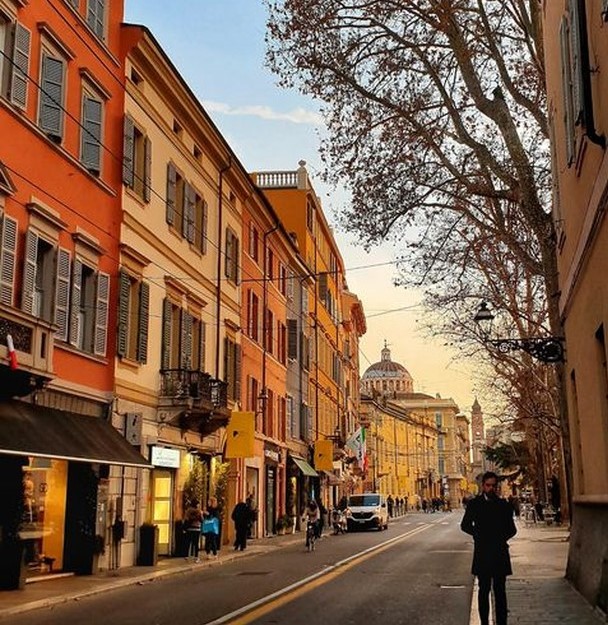 parmawelcomeoff's tweet photo. A spasso per #Parma ...è sempre il momento giusto per scoprire le città d'arte!
#buonadomenica 

📷 IG frammenti._ https://t.co/4g78b9IbSF