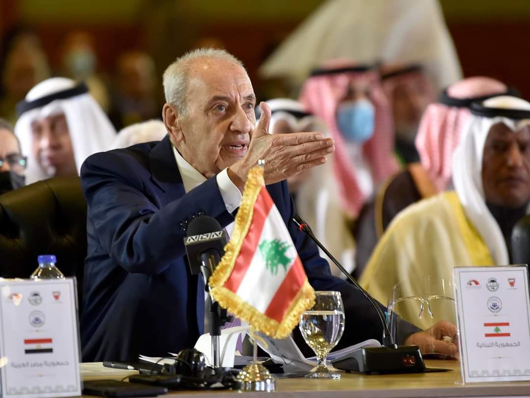 ونقرأ فيك موسى الصدر وحروف شمران وخط محمد سعد وكوفية داوود... بيانك ولا بياناتهم: المقاومة شرف والوحدة اجتماع وانت نهج امل…
#نبيه_بري