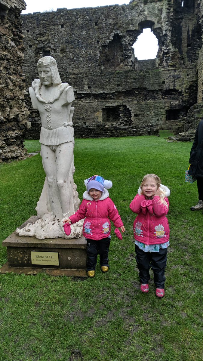 bickypeg's tweet photo. Well it might be horrible everywhere else but Ezzy and Grace are out and about happily #Richardlll https://t.co/MH7JjyJ3el