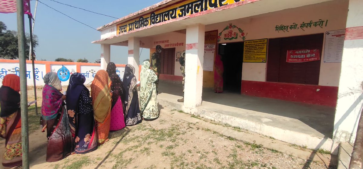 dmJalaun's tweet photo. जनपद जालौन के मतदान केंद्रों पर सकुशल मतदान केंद्र कराया जा रहा है।
उत्साह के साथ मतदाता कतार में खड़े होकर बारी-बारी से अपने मत का प्रयोग कर रहे हैं।
#ECI
#विधानसभाचुनाव2022
#AssemblyElections2022
#GoVote
#GoVoteUP
#GoVoteUP_Phase3 https://t.co/5LvzGlWPPD