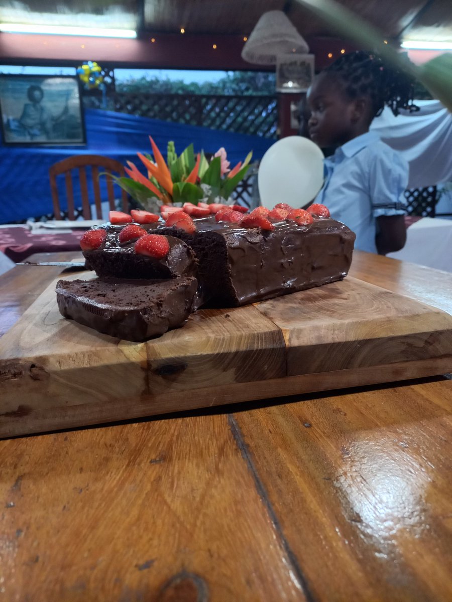 colonie_verte's tweet photo. Le stress passé, je ne retiens que le meilleur: les bons plats, les fous rires, le bon gateau étonnant à la betterave, le burgan vegan, la joie des enfants, le soleil, les sourires, la cheffe, les recettes... i'm grateful! #greenclass #ecologie #togo #colonieverte #mangezbio https://t.co/EP5LgSqHgT