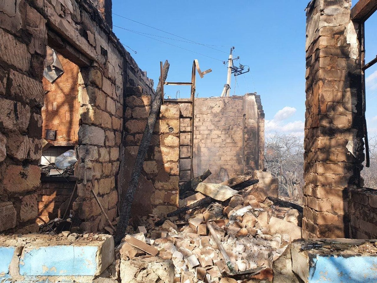 Деревня мирных жителей. Донбасс жители разрушенный дом. Разрушенная территория Донбасса.