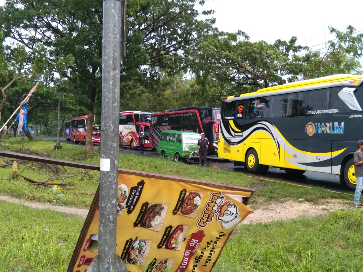 Markus200377's tweet photo. @s100 jalur maduar arah suramadu pohon tumbang.macet dan telah dievakuasi https://t.co/TN28uHPmr1